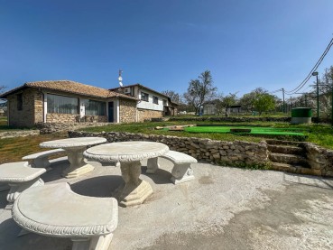 Къща с просторен двор и допълнителни постройки в село Аврен