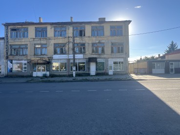 Парцел със сграда и автоработилница в град Вълчи дол