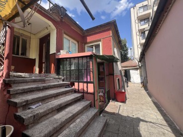 Къща с двор в района на Колхозен пазар