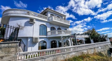 Three-storey house with a unique view in a villa area near Balchik