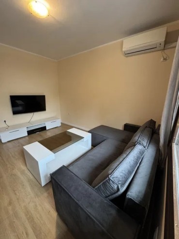 Тристаен апартамент под наем в района на Колхозен пазар