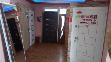 Тристаен апартамент в района на Нептун и Окръжна болница