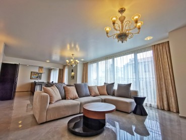 Четырехкомнатная квартира в аренду в центре Варны