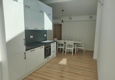 Под наем четиристаен апартамент в центъра на Варна