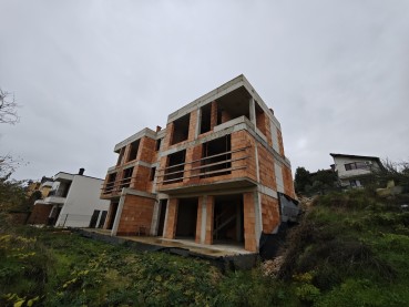 Триетажна къща-близнак в местност Ален Мак