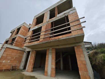 Триетажна къща-близнак по БДС в м-т Ален Мак