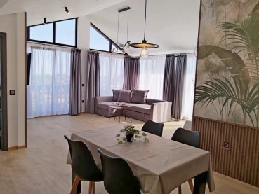 Сдается четырехкомнатная квартира недалеко от Св. Константина и Елены