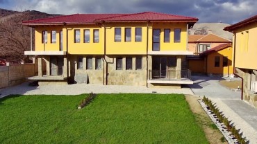 Два дома-близнеца в селе Голица