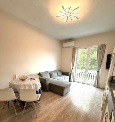 Тристаен апартамент на метри от Морската градина