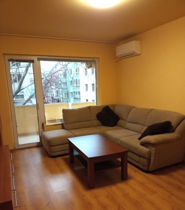 Под наем апартамент с три стаи в района на Червен площад