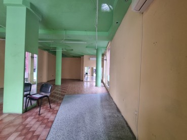 Под наем търговско помещение с централна локация