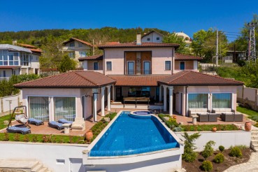 Luxusvilla mit Infinity-Pool in der Nähe der Stadt Balchik