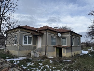 Einstöckiges Haus im Dorf Smolnitsa