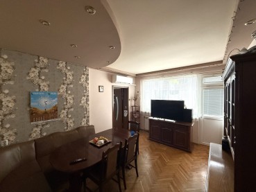 Тристаен апартамент в центъра на град Добрич