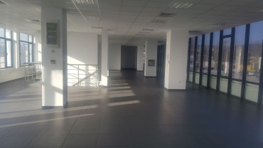 Търговско помещение под наем в района на Западна Промишлена Зона
