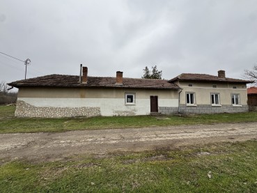 Haus mit großem Hof ​​und Nebengebäuden im Dorf Ostritsa