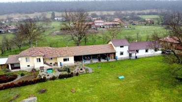 Două case cu o curte mare în satul Aleksandrovo
