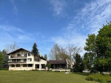 Three-storey villa with its own park in the village of Krushari