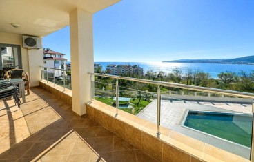Two-bedroom apartment with sea view in the town of Byala