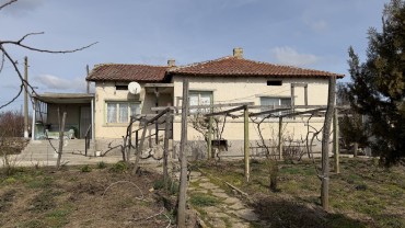 Casă masivă cu un singur etaj în satul Vidno