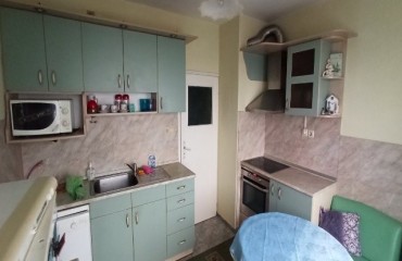 Четиристаен апартамент под наем в кв. Възраждане 1