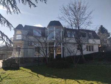 For rent a two-story house in the Alen Mak area