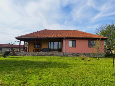 Casă cu un singur etaj în satul Dolina