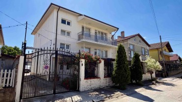 Casă luxoasă cu trei etaje în centrul orașului Dulovo