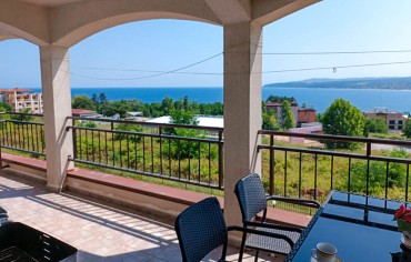 Drei-Zimmer-Apartment mit direktem Meerblick in Byala