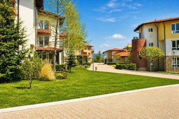 Zweistöckiges Haus in einer Wohnanlage mit Tor im Dorf Rogachevo
