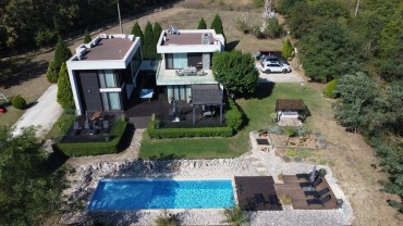 House next to a natural park in the village of Osenovo