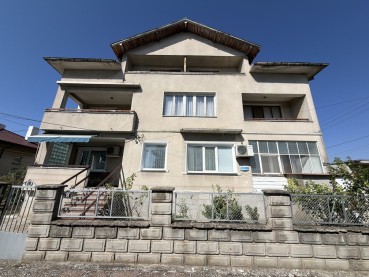 Floor with two apartments, garage and commercial space in Kavarna